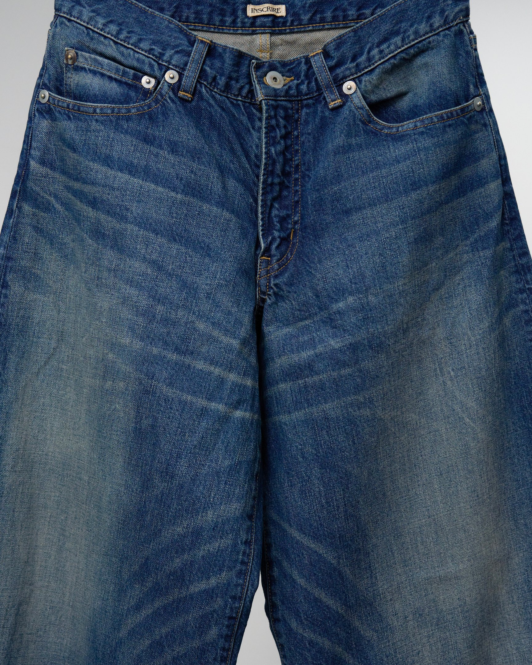 アンスクリアのデニムパンツ