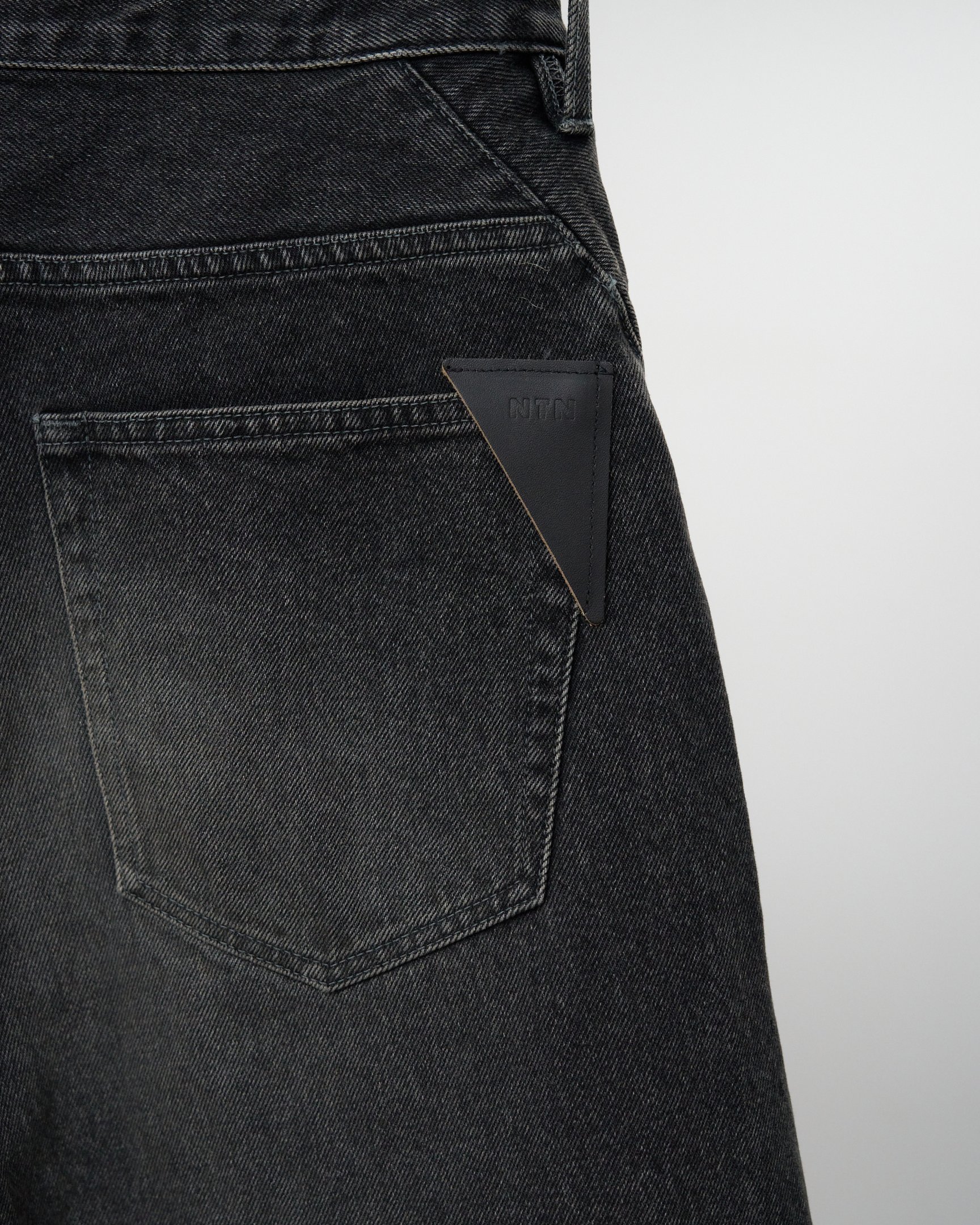 NTNのブラックデニム