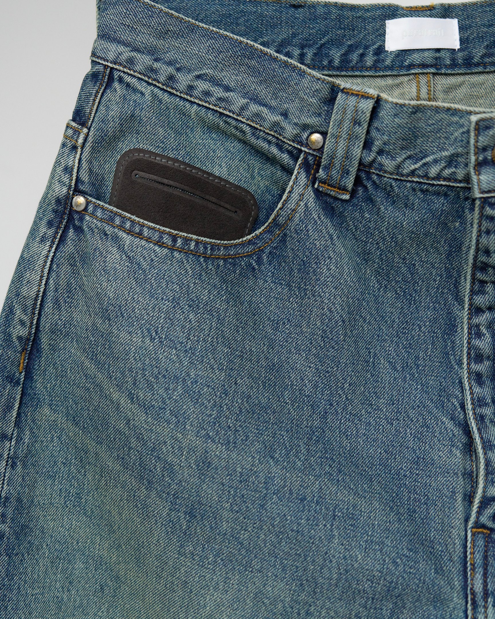 パラトレイトのデニムパンツ