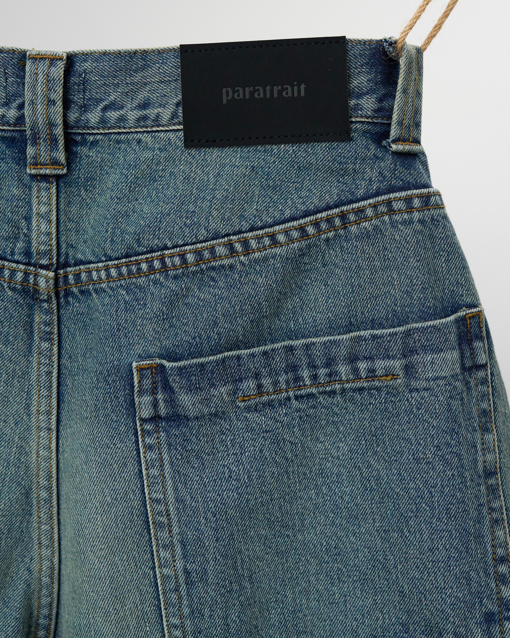 パラトレイトのデニムパンツ