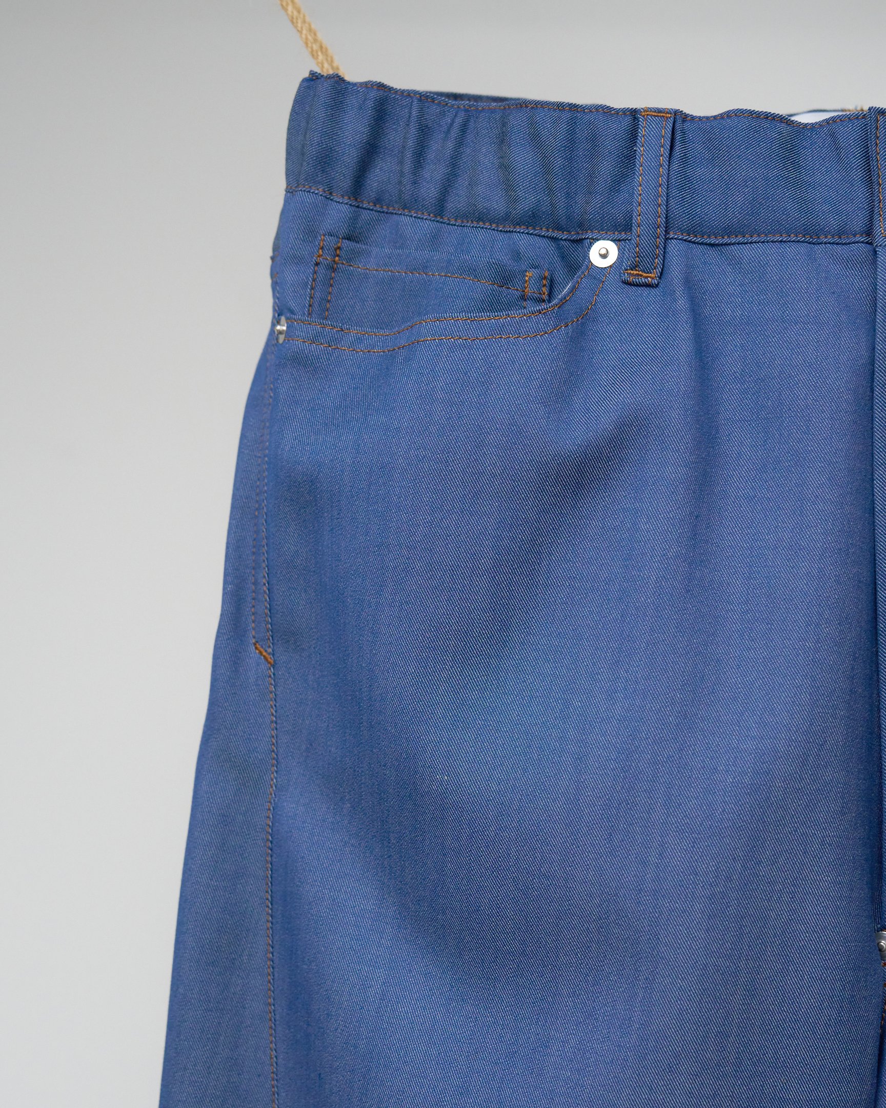 オーバーコートのデニムパンツ