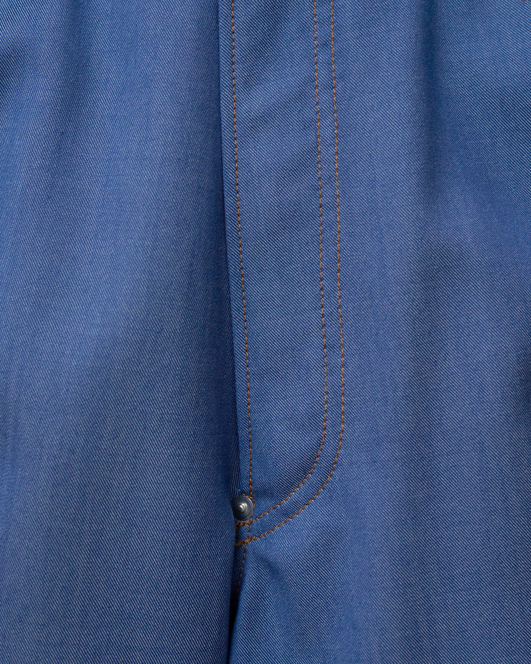 オーバーコートのデニムパンツ