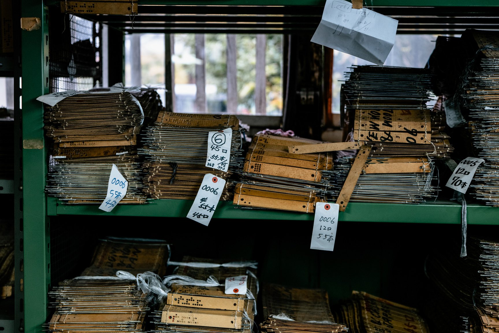 ションヘル織機のジャカードの紙データ（葛利毛織工業株式会社）