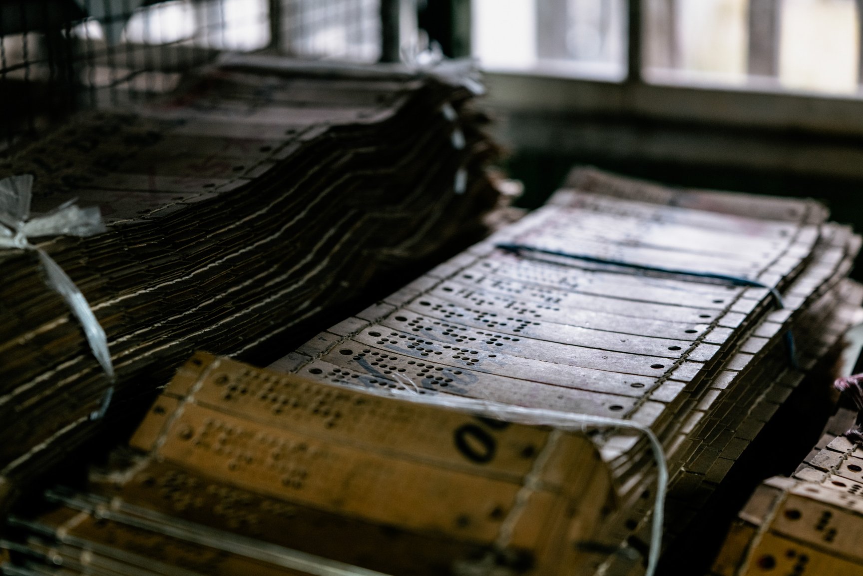 ションヘル織機のジャカードの紙データ（葛利毛織工業株式会社）