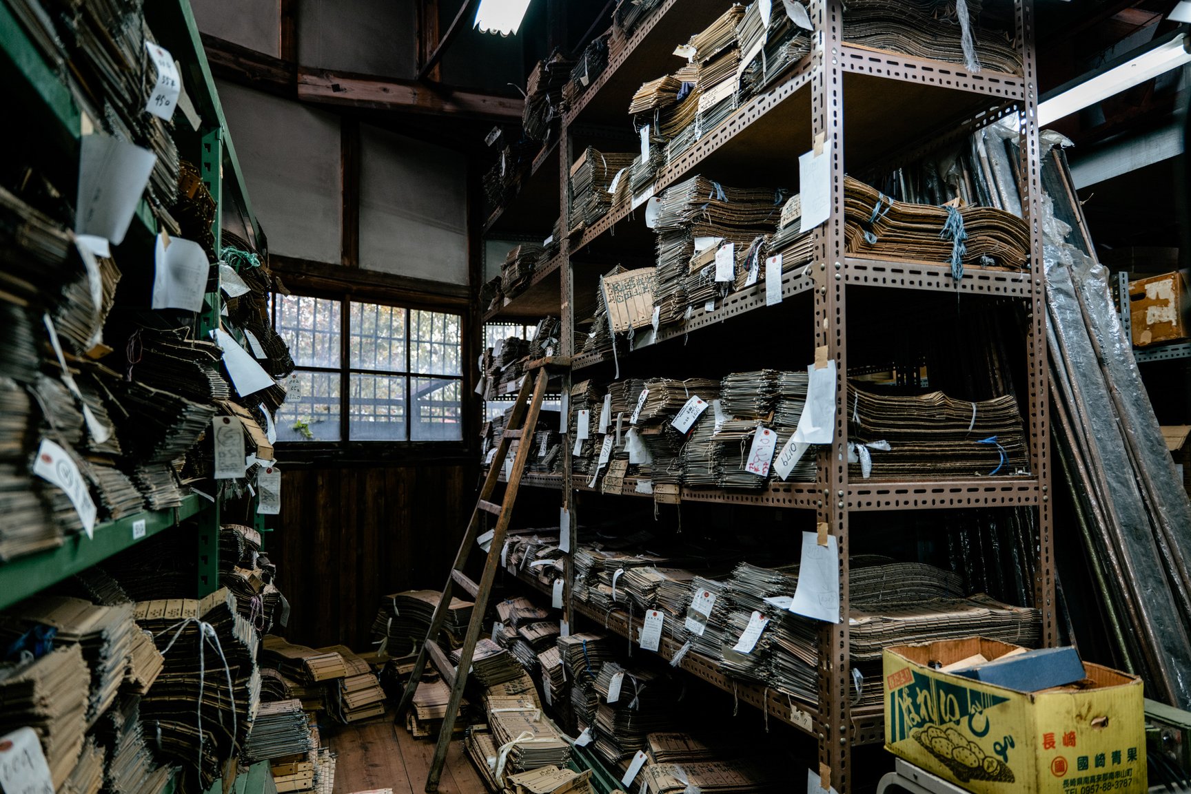 ションヘル織機のジャカードの紙データ（葛利毛織工業株式会社）