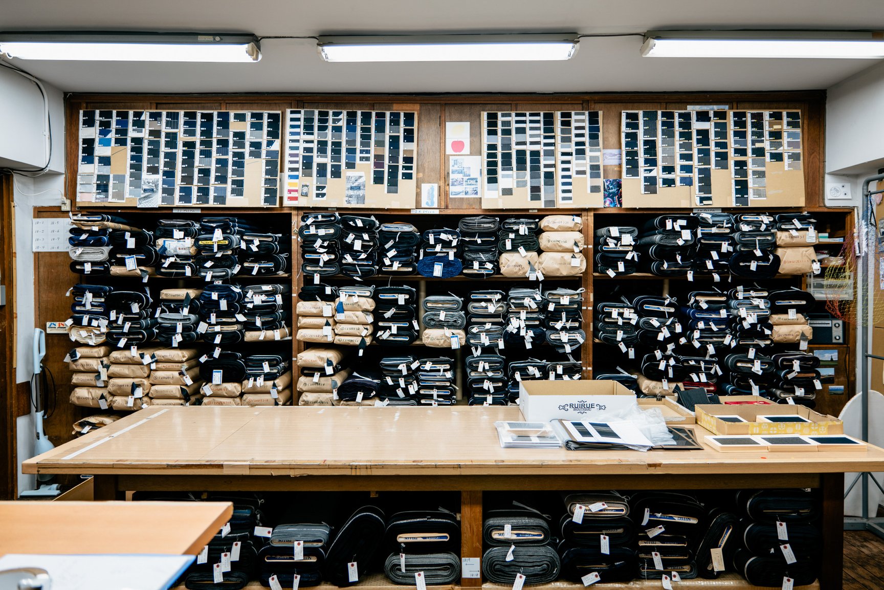 葛利毛織工業株式会社 別館の生地アーカイヴ