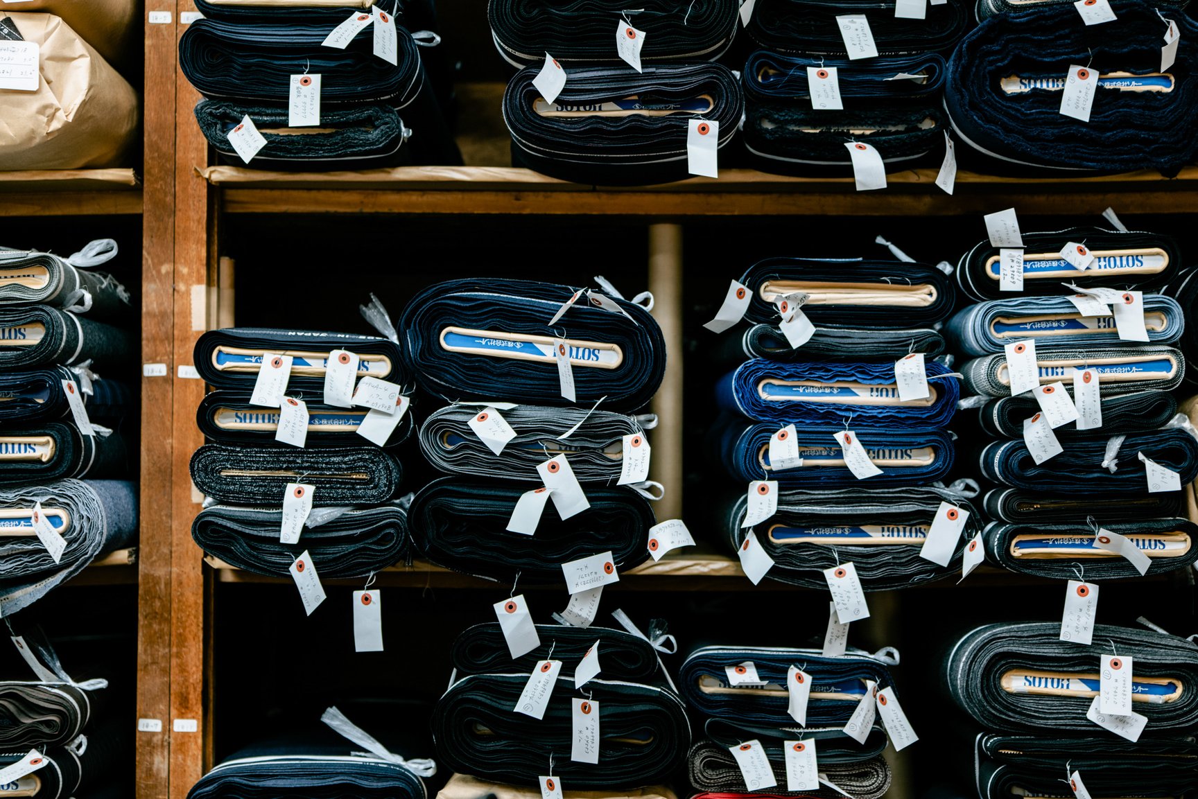 葛利毛織工業株式会社 別館の生地アーカイヴ