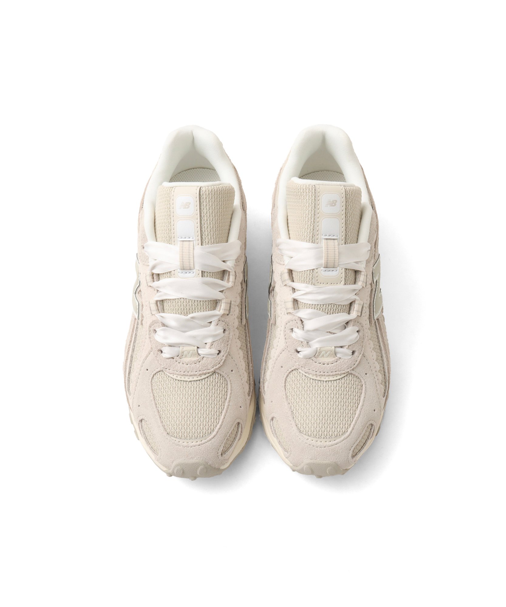 ベージュのスニーカー