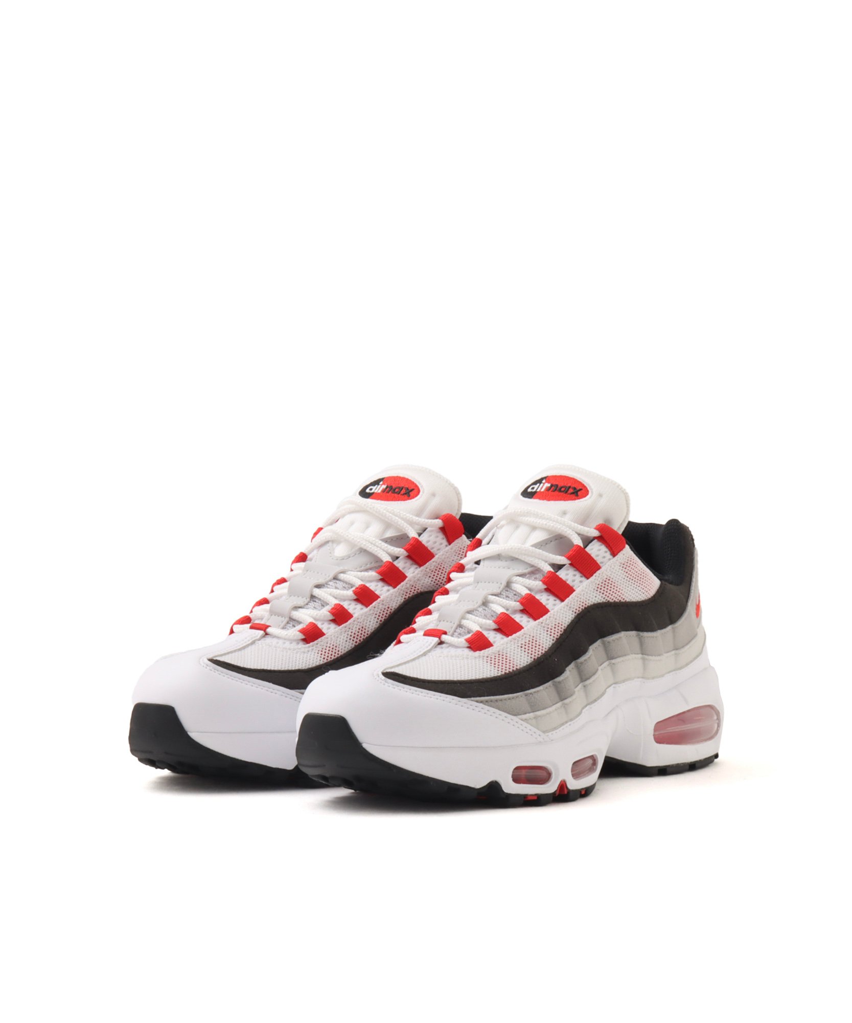 赤のグラデーションをあしらったスニーカー