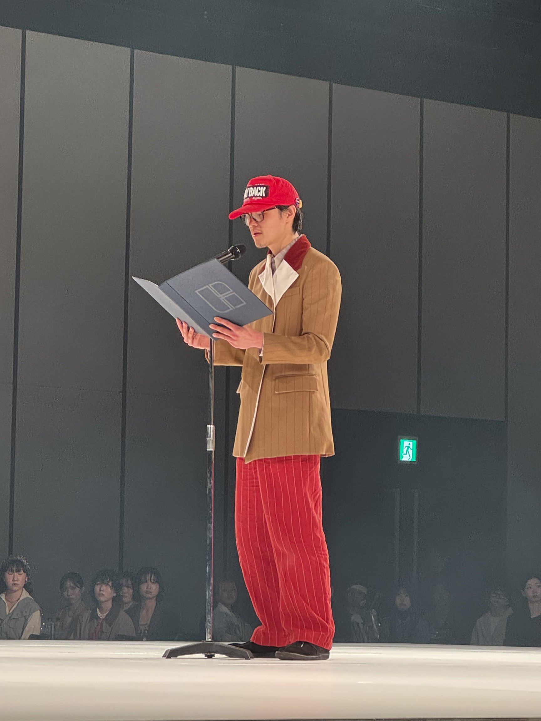 入社式でスピーチする標大夢