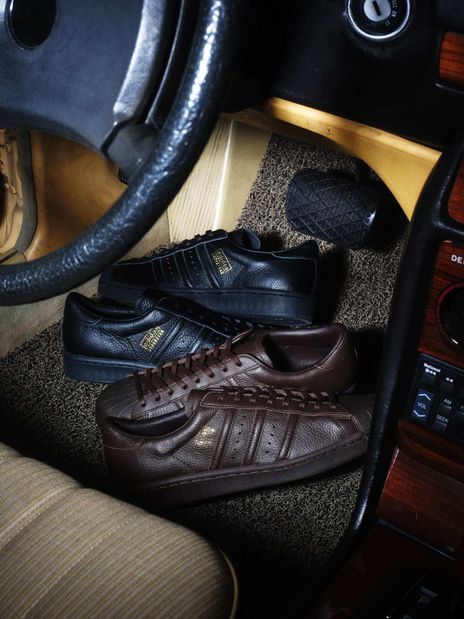 ブラウンとブラックのレザースニーカー