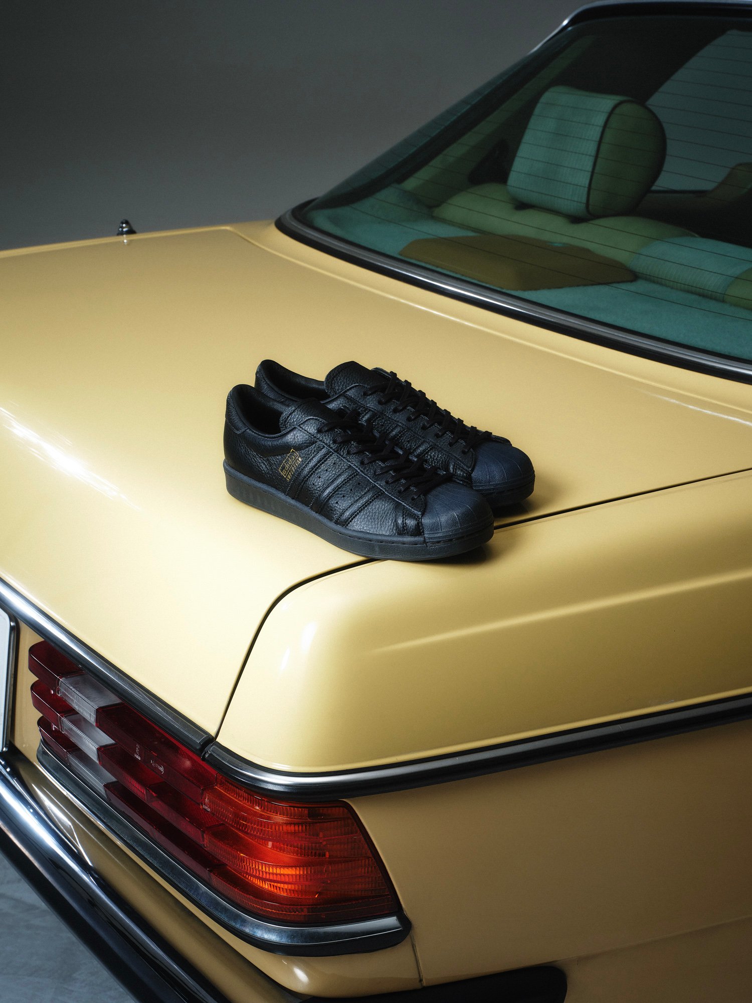 ブラウンとブラックのレザースニーカー