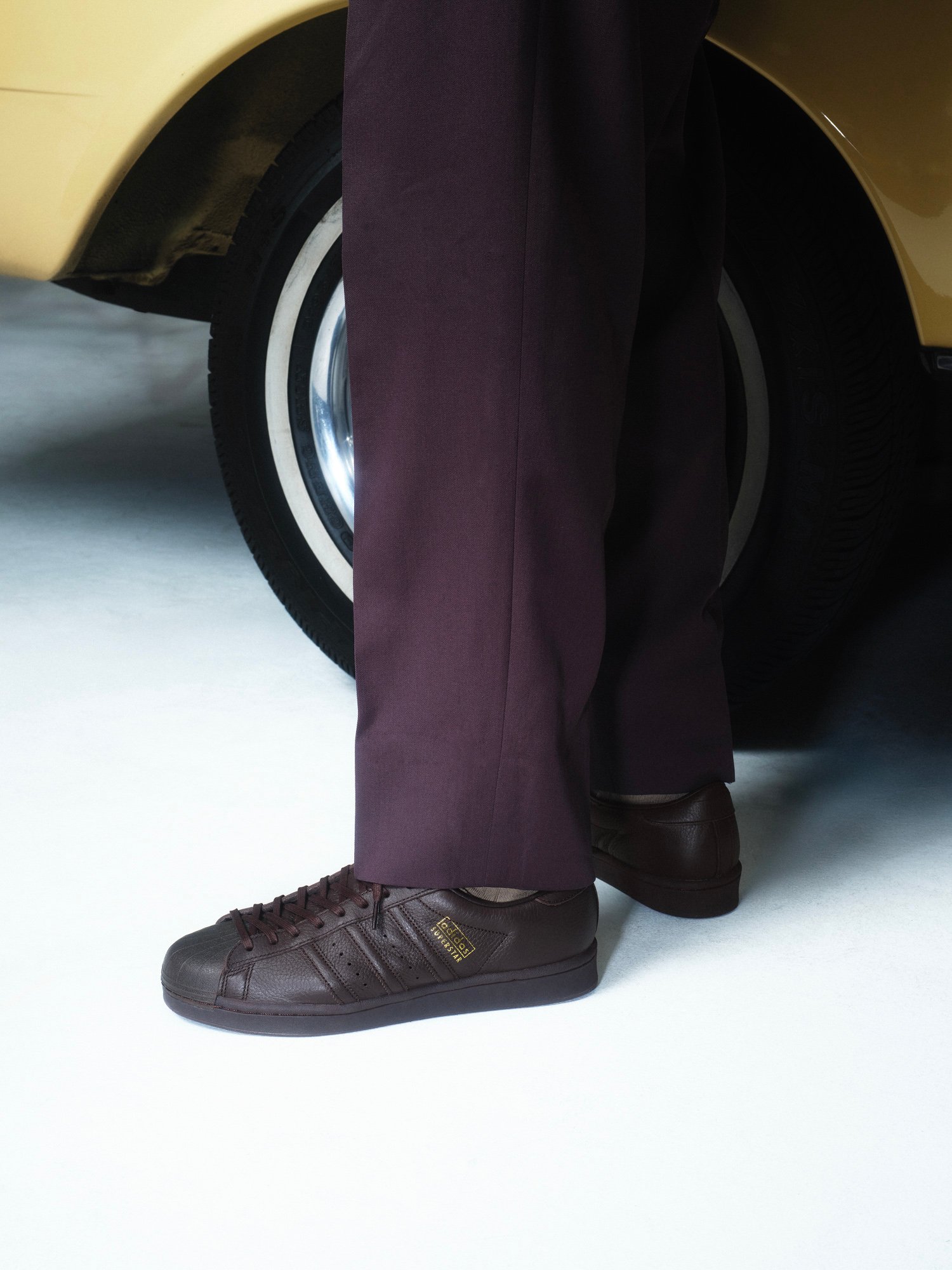 ブラウンとブラックのレザースニーカー