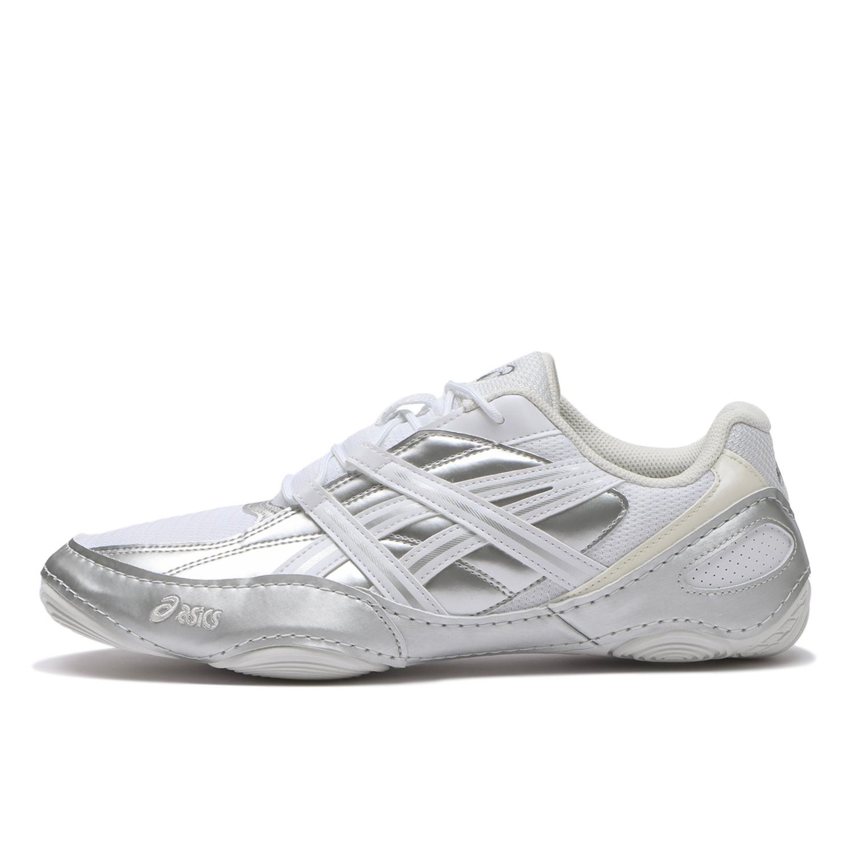 シルバーのスニーカー