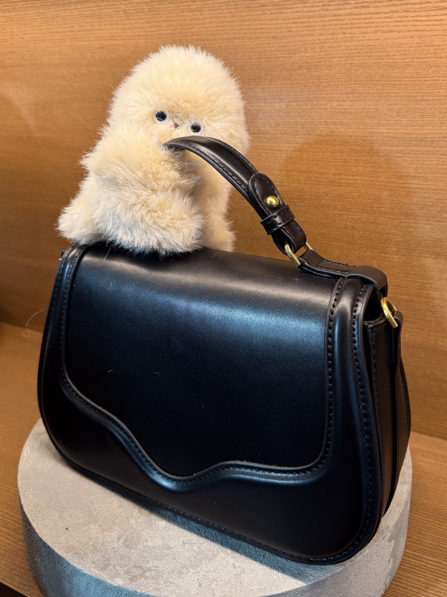 バッグに抱きつくみるみ