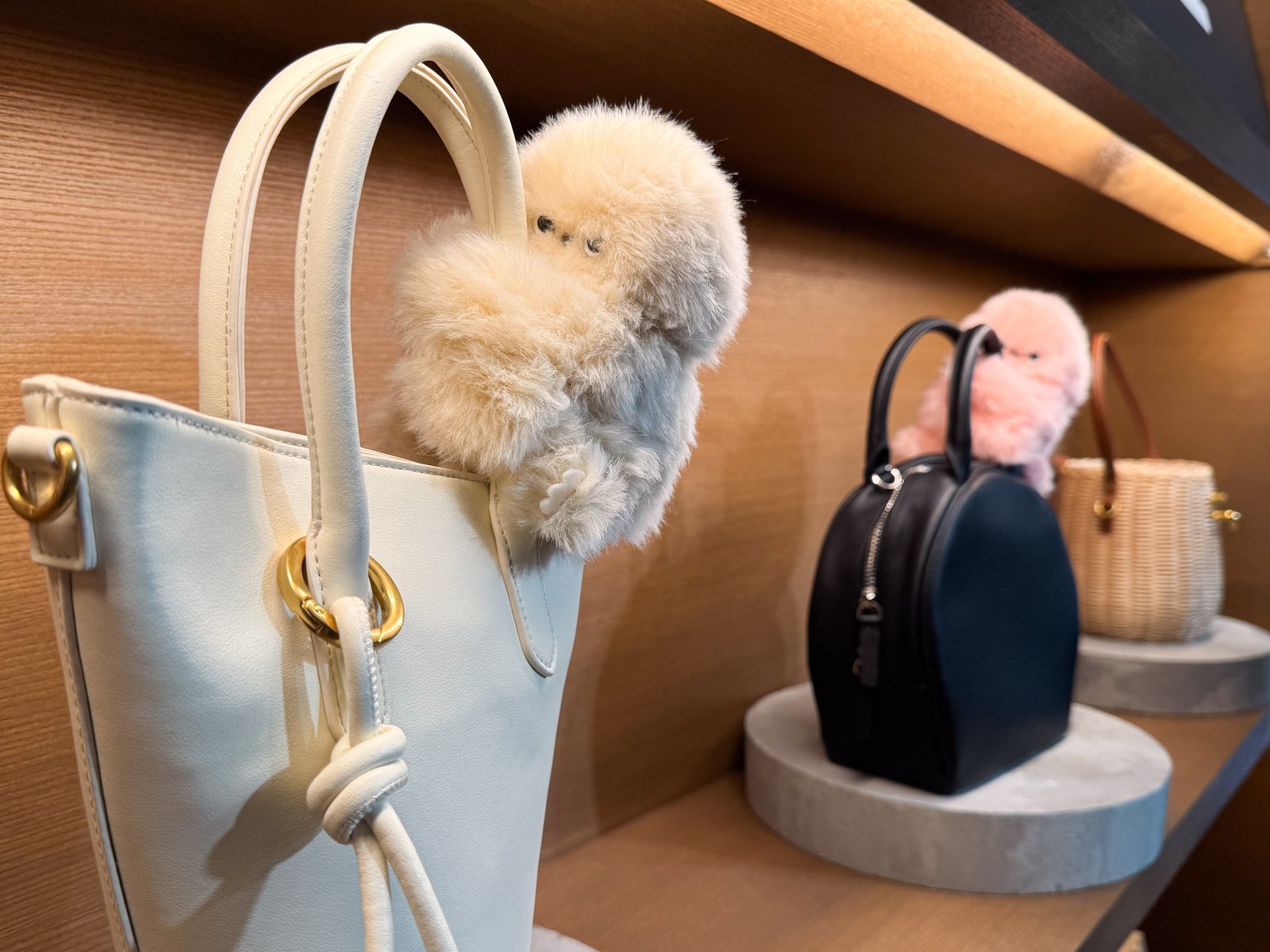 バッグに抱きつくみるみ