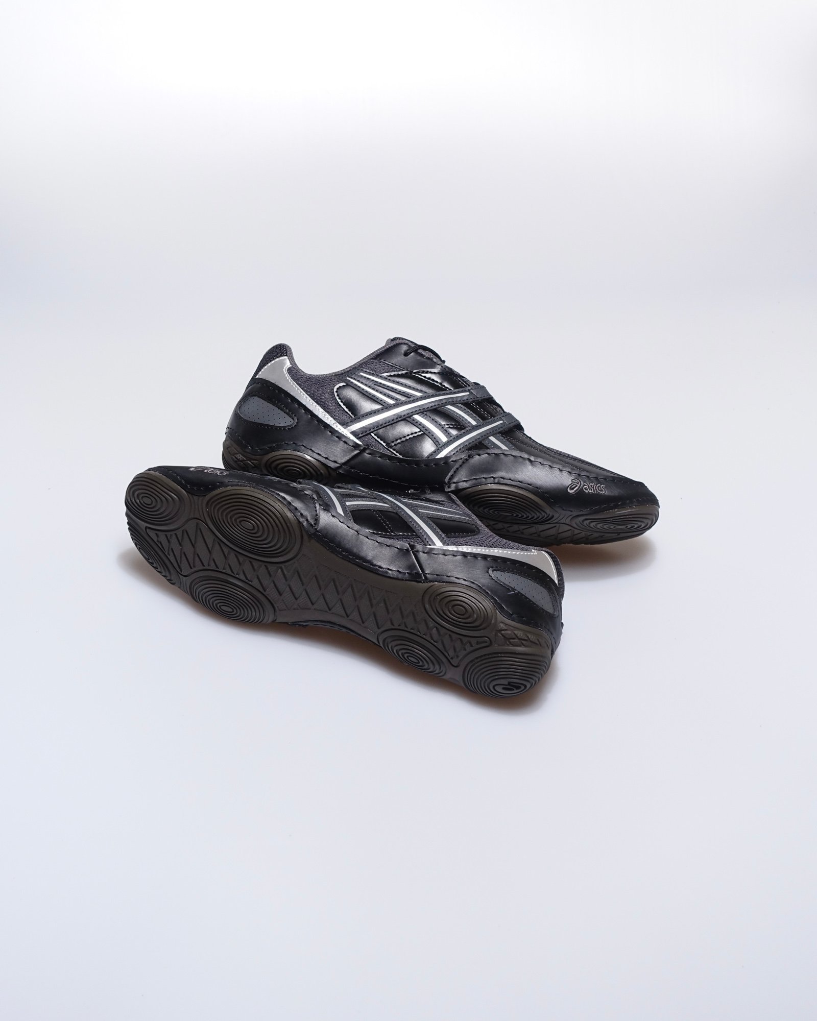 黒いスニーカー