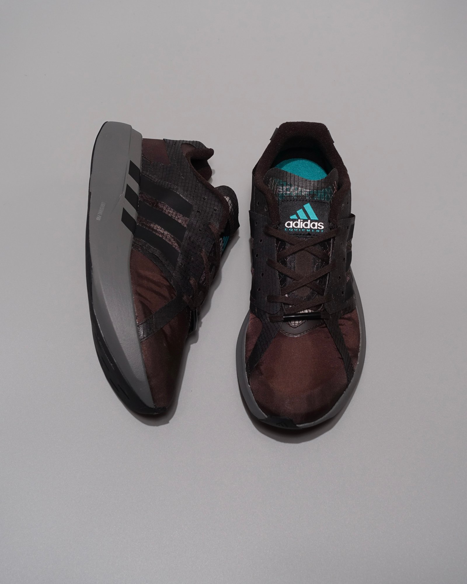 ブラウンのスニーカー