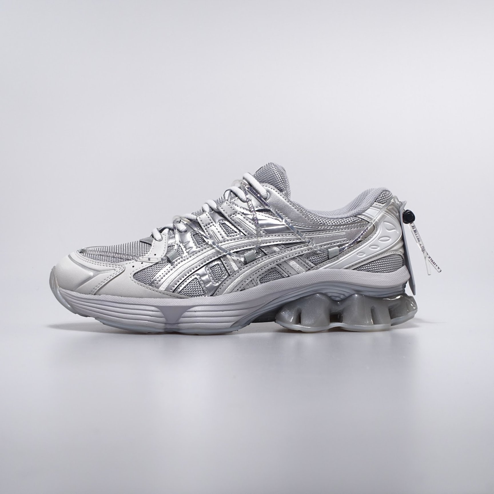 シルバーのスニーカー