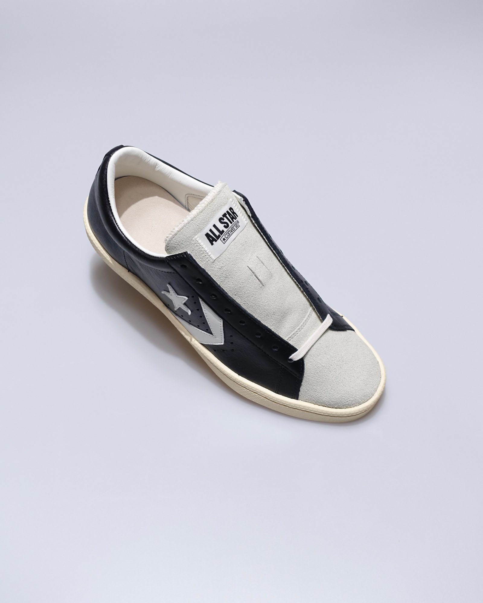 黒いスニーカー