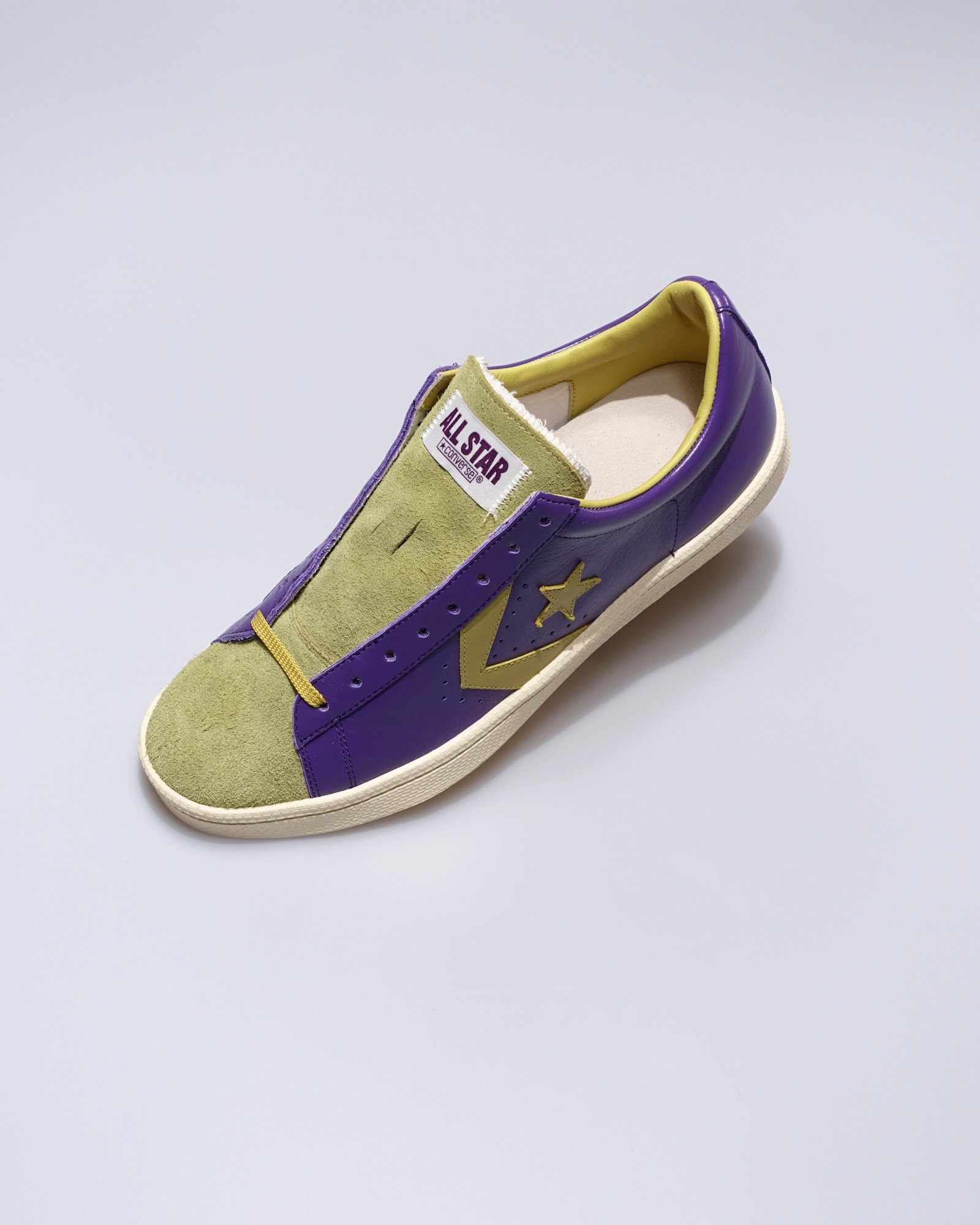 イエローとパープルのスニーカー