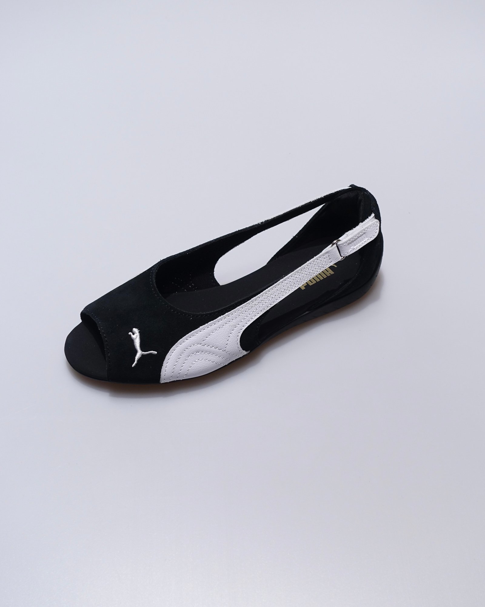 黒いサンダルスニーカー