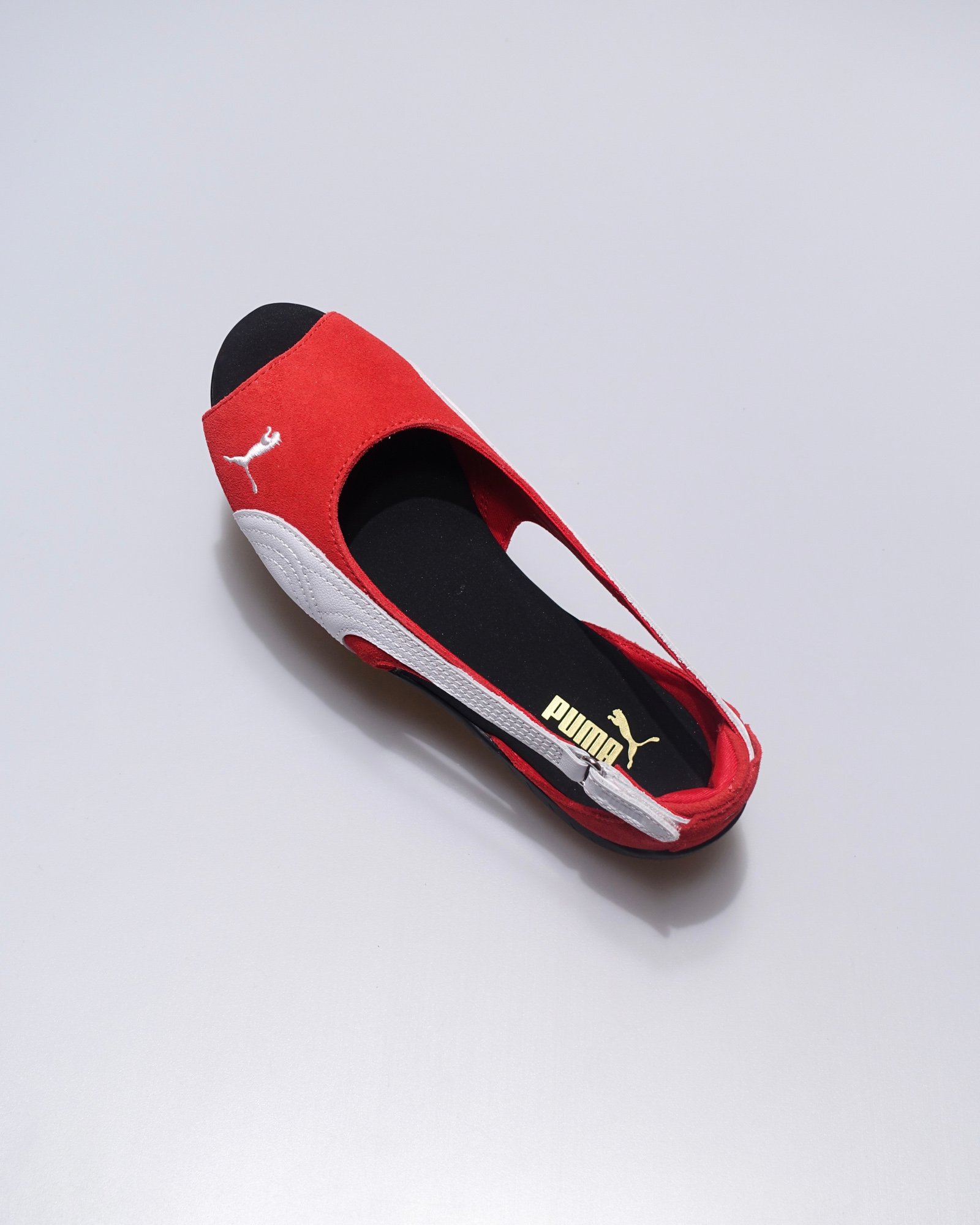 赤いサンダルスニーカー