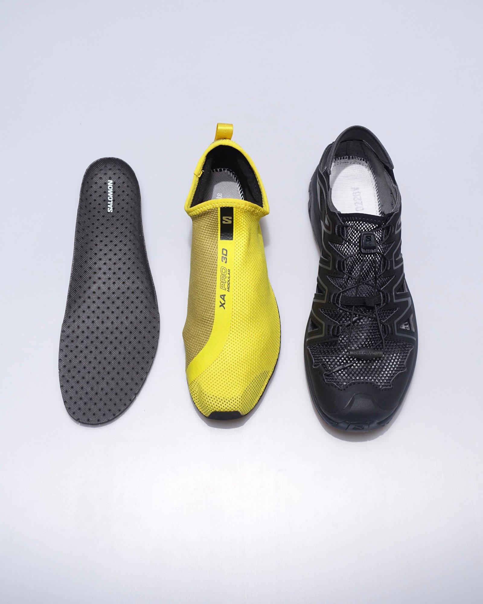 黒いスニーカー