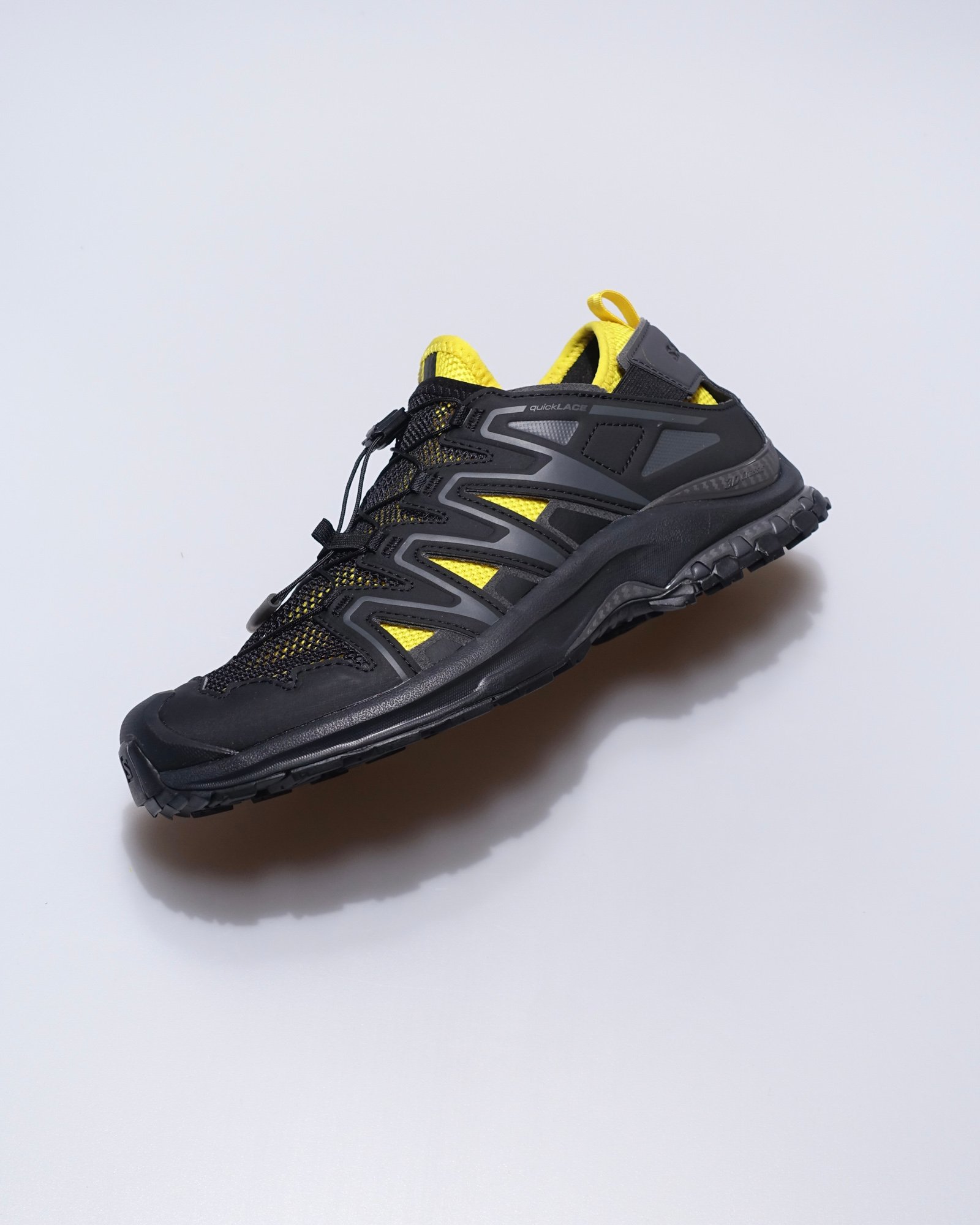 黒いスニーカー