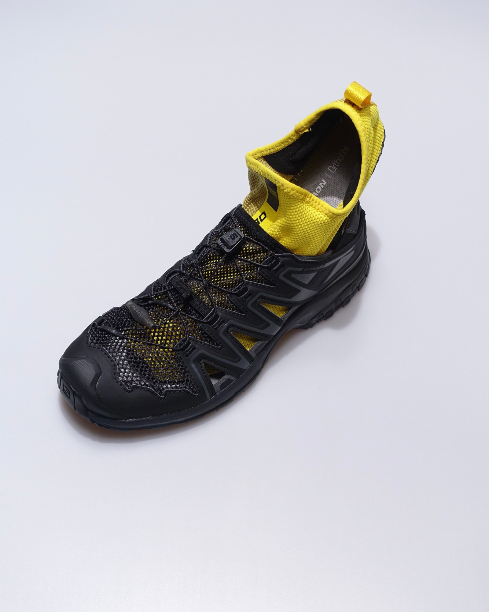 黒いスニーカー