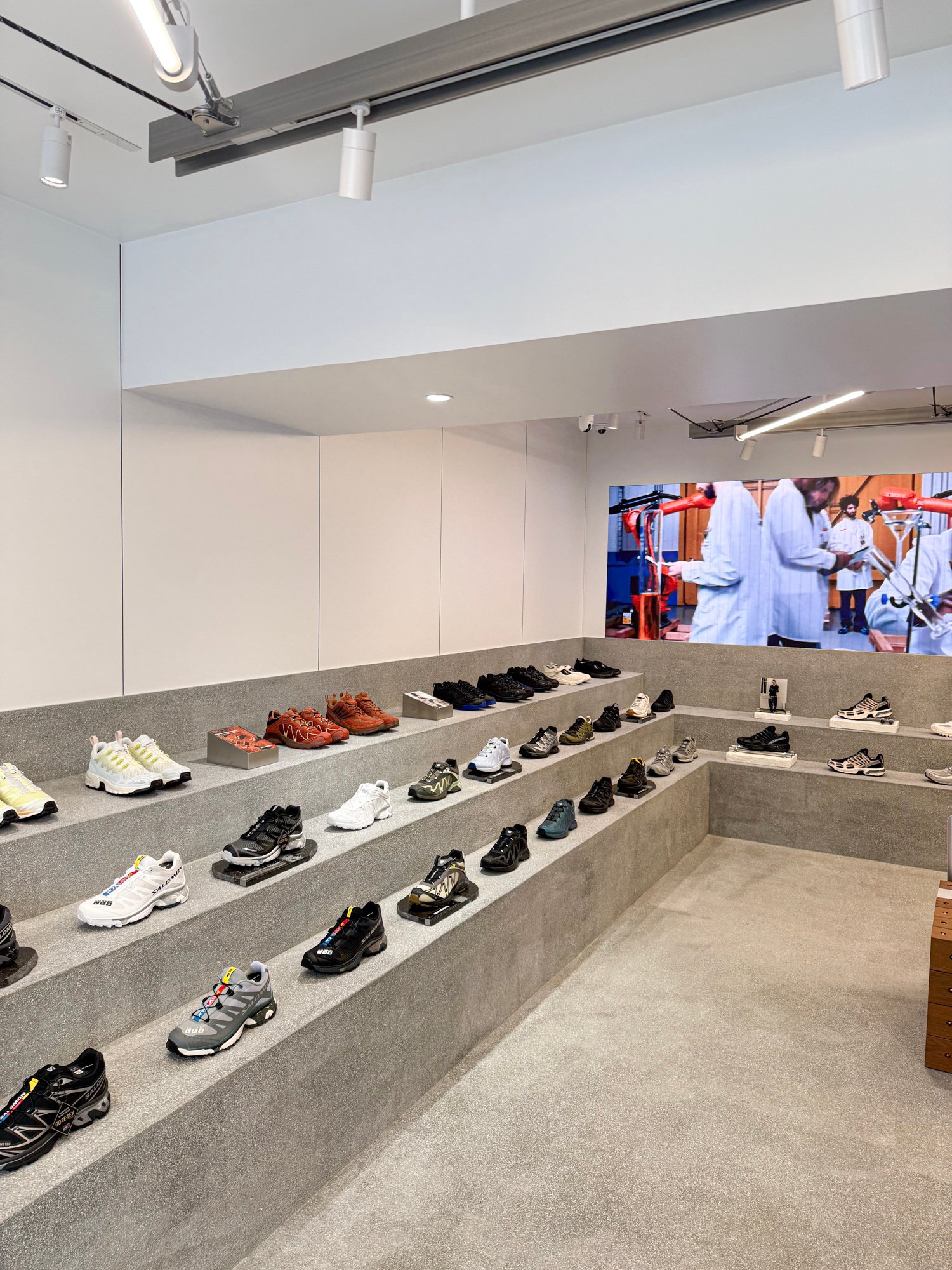 サロモンストア南青山の店内