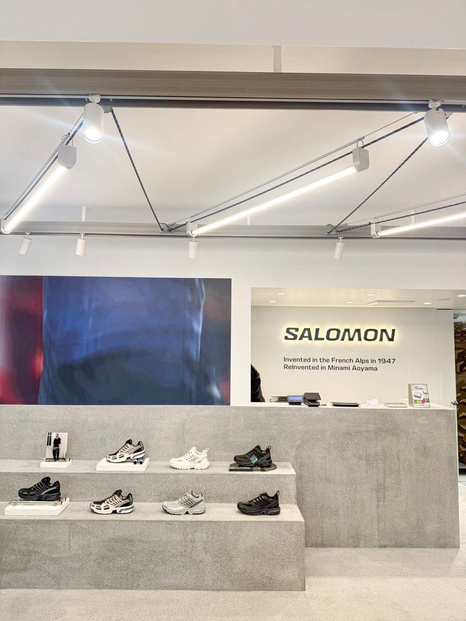 サロモンストア南青山の店内