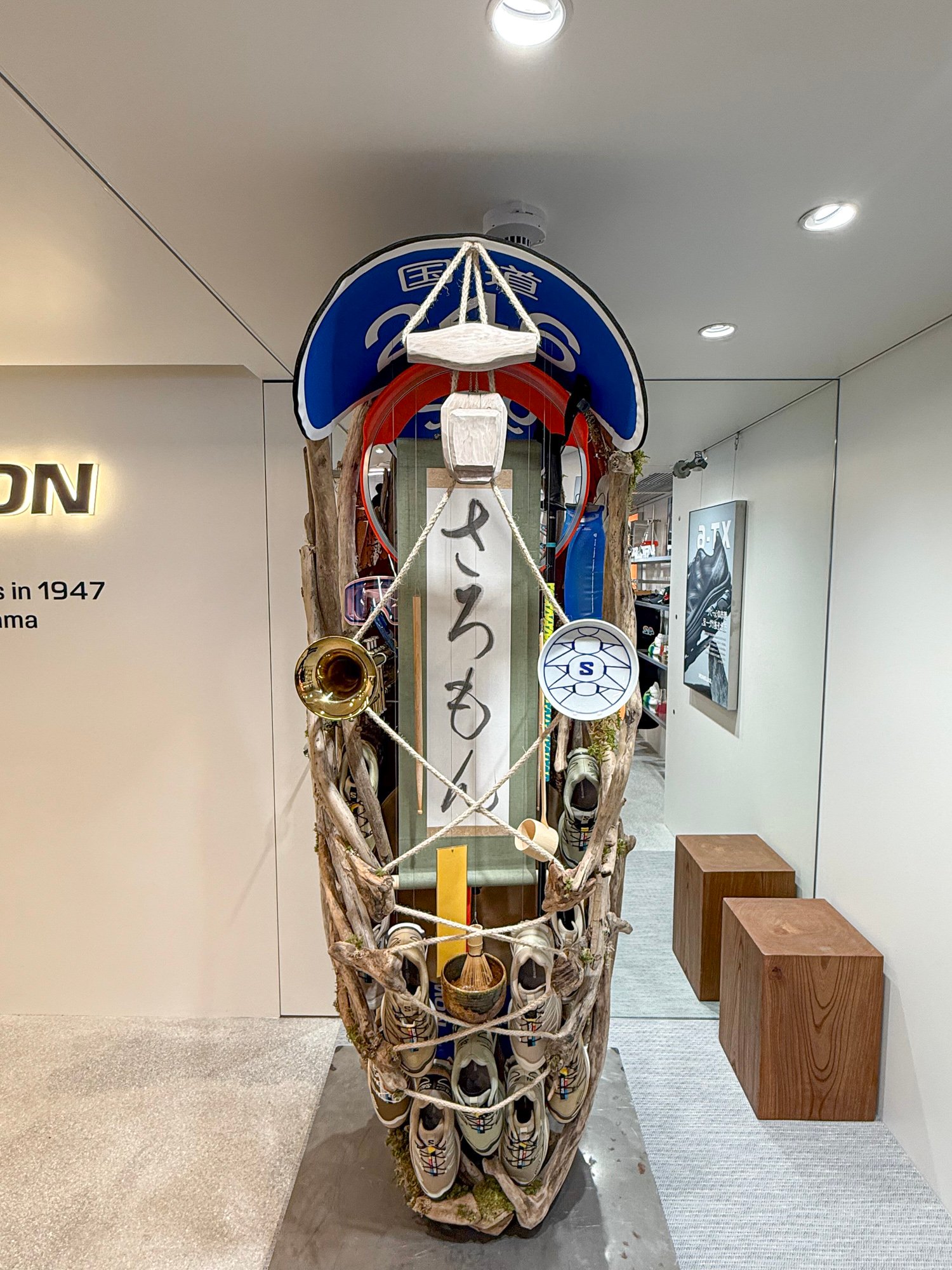 サロモンストア南青山の店内