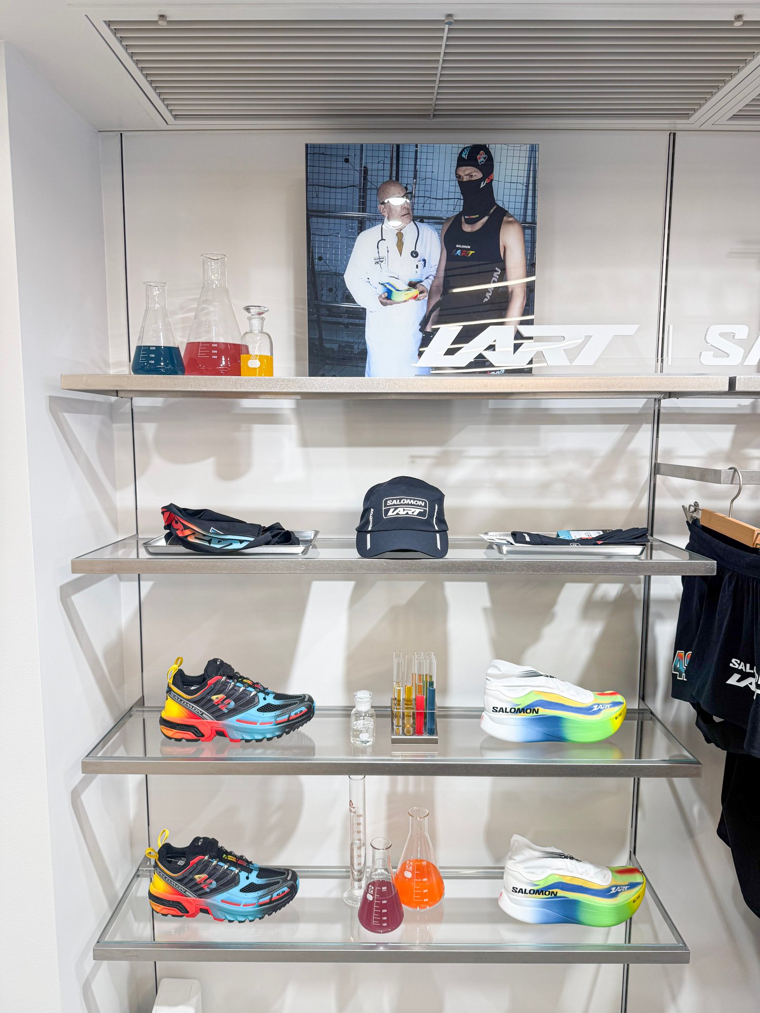 サロモンストア南青山の店内