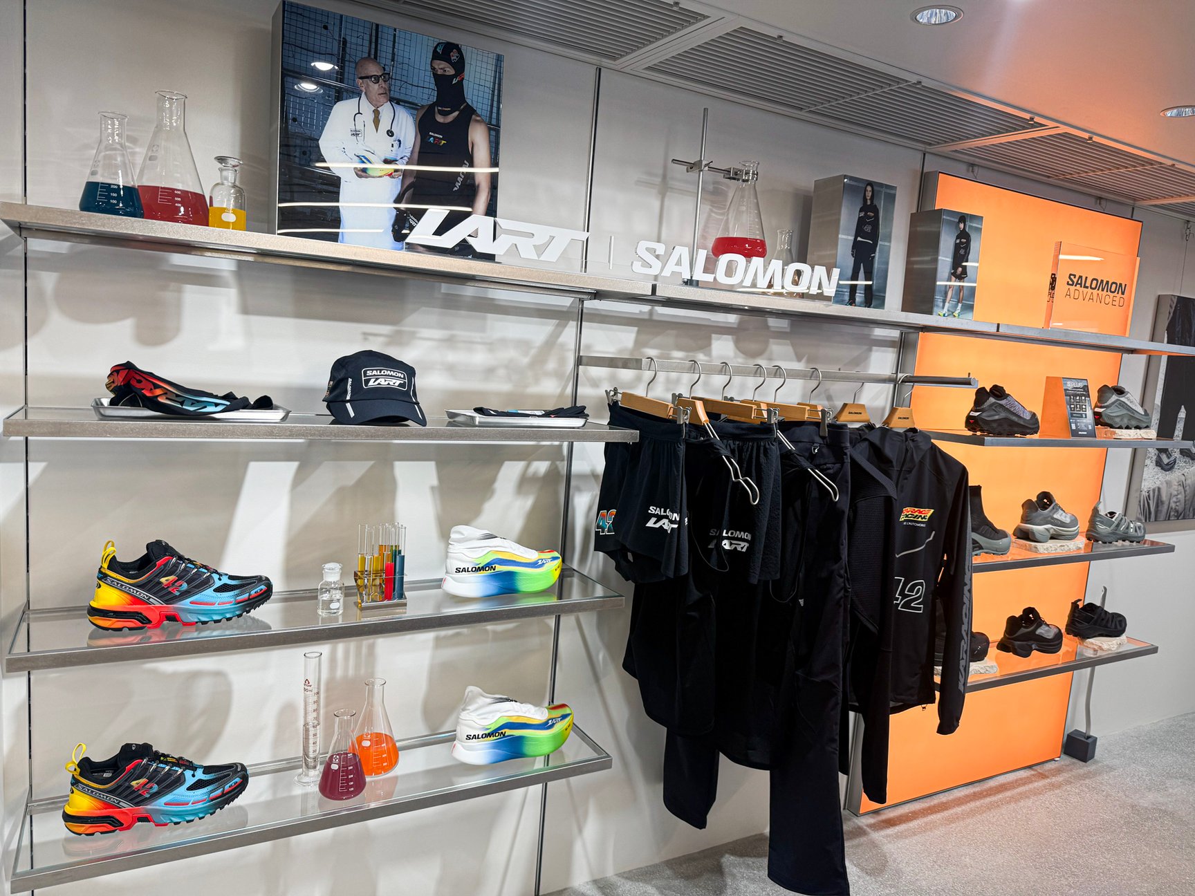 サロモンストア南青山の店内