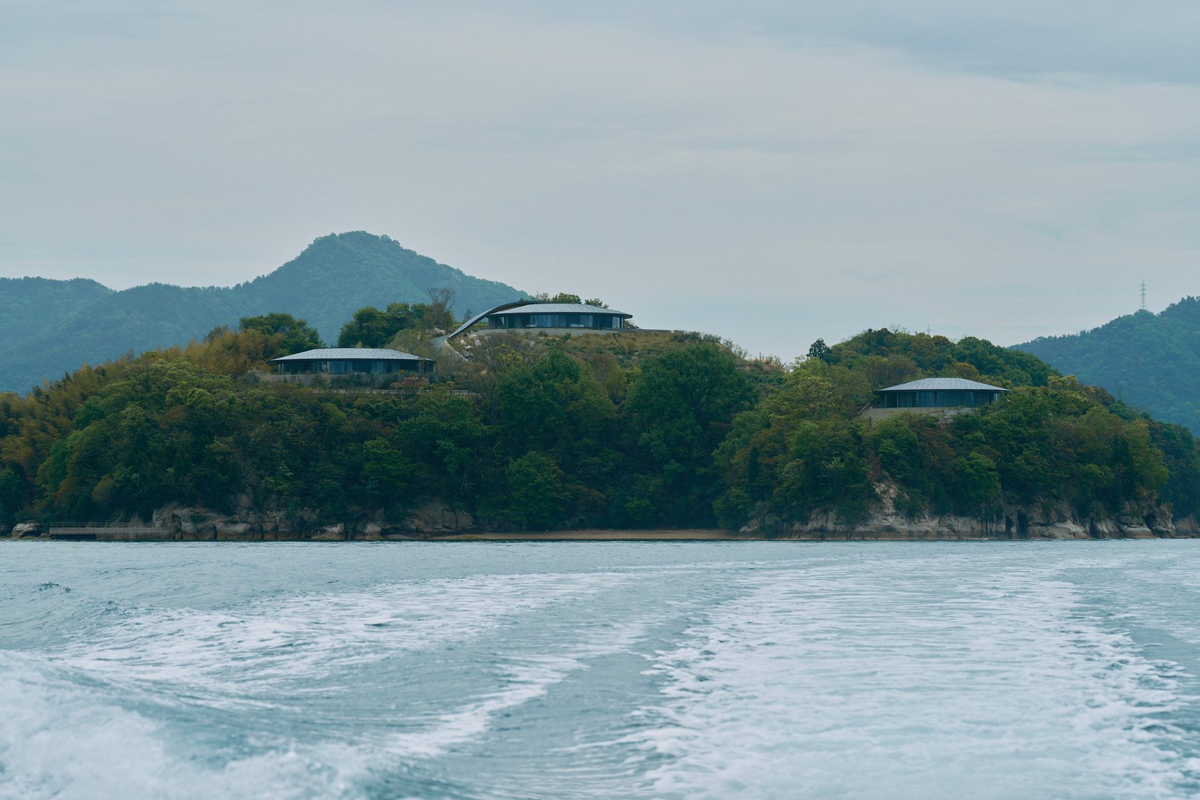 海から見た島の景色