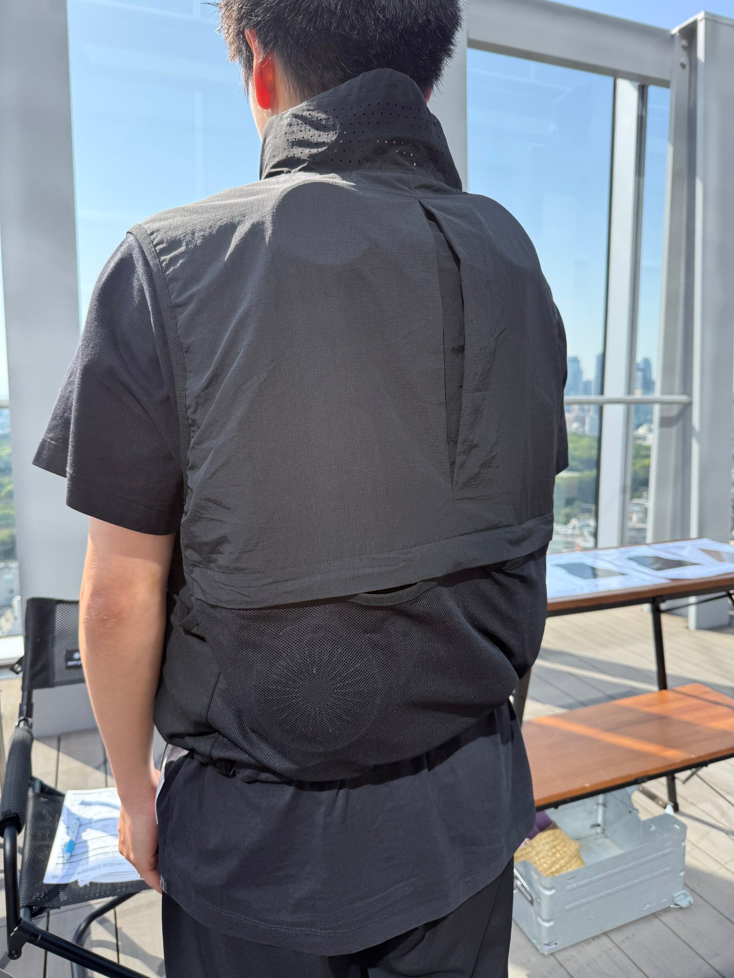 黒いベストを着た男性