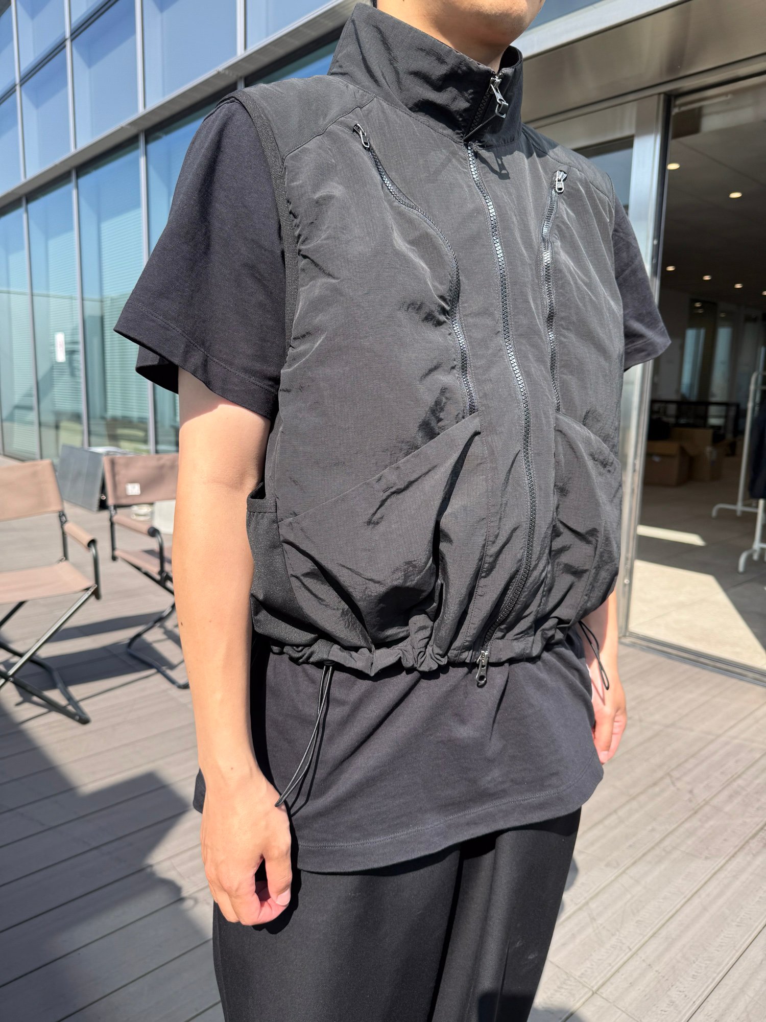 黒いベストを着た男性