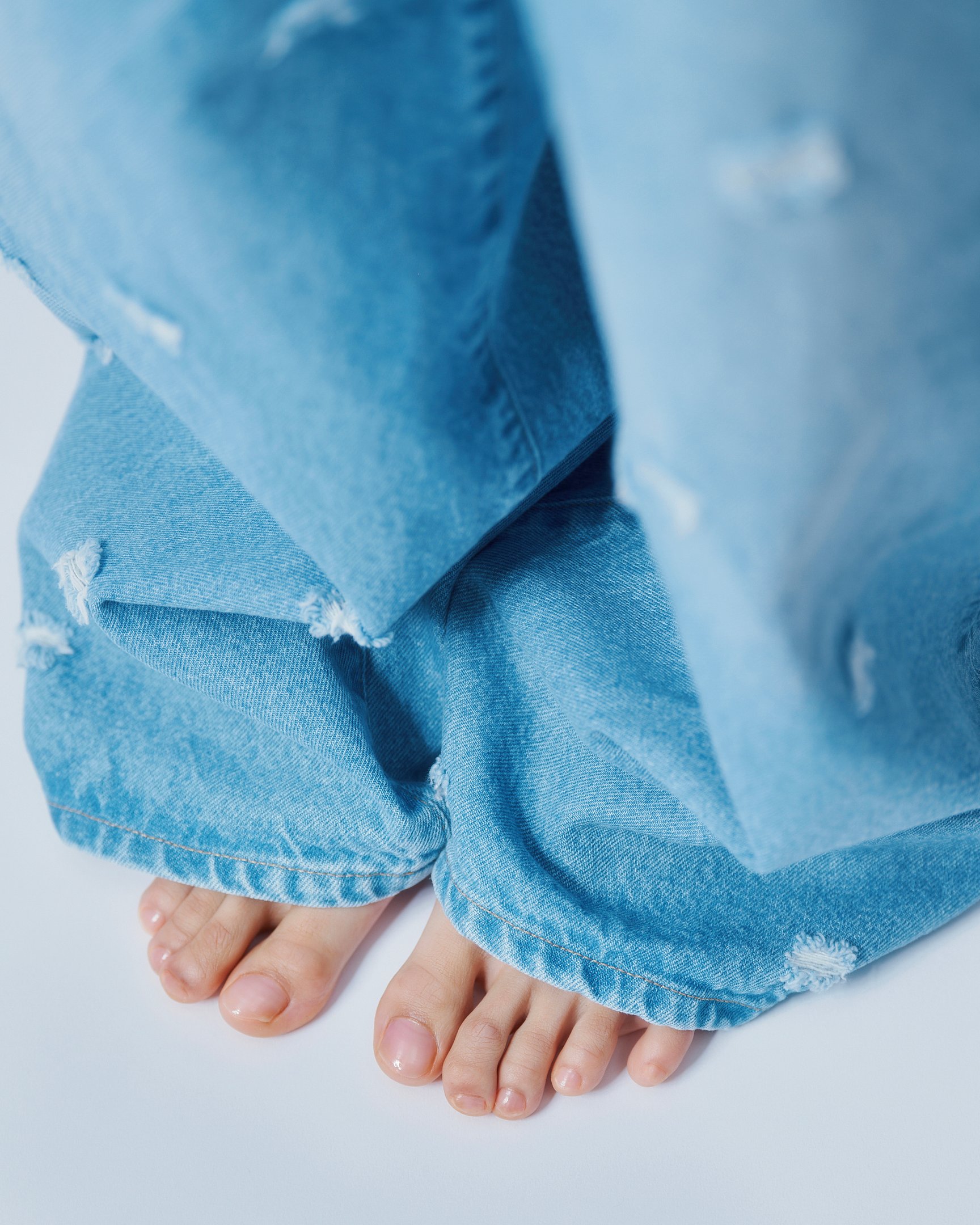 デニムをはいた女性の足
