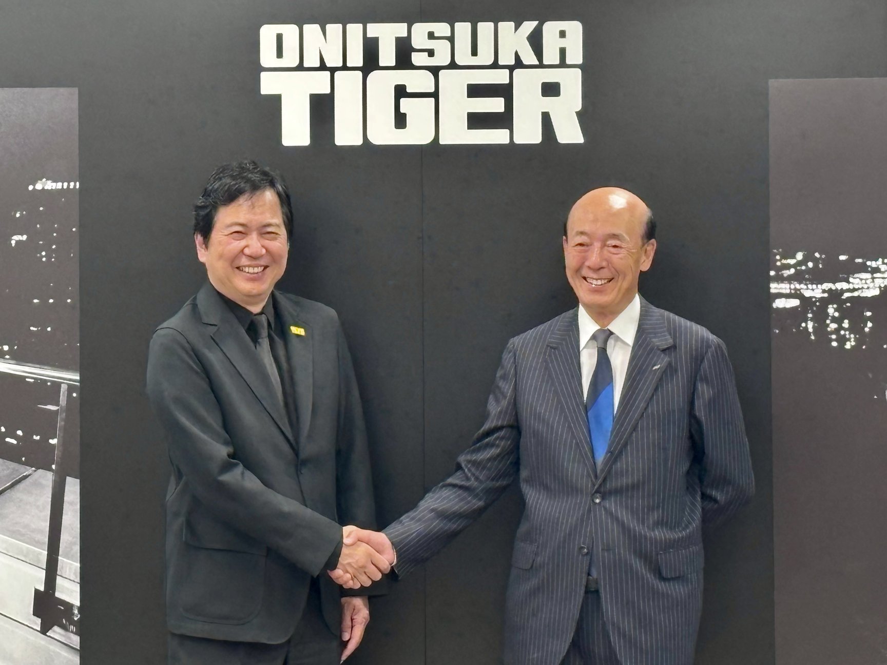 アシックスの廣田康人会長CEO（右）と、OT GROUPの庄田良二 社長CEOの画像