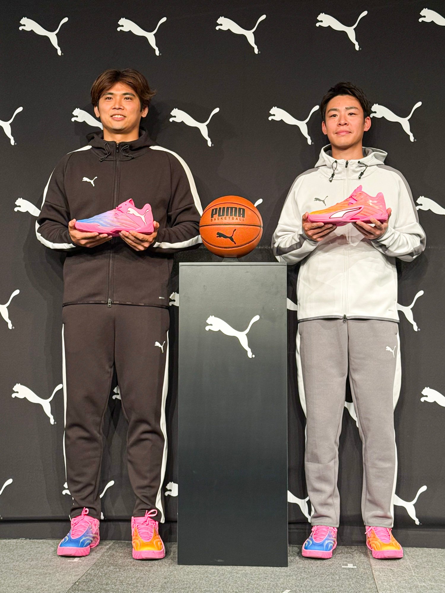 (左から)千葉ジェッツふなばしの原修太選手、三遠ネオフェニックスの佐々木隆成選手