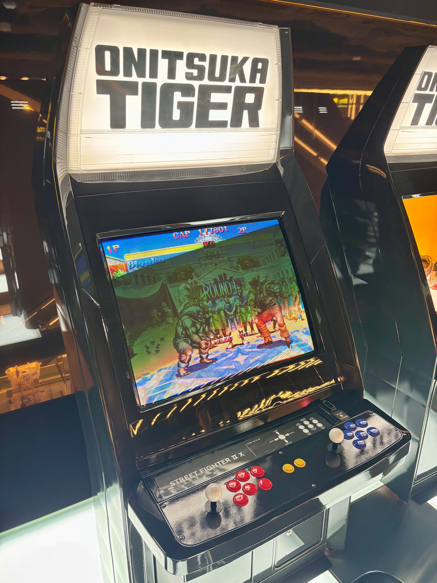 Onitsuka Tiger 新宿の内観画像