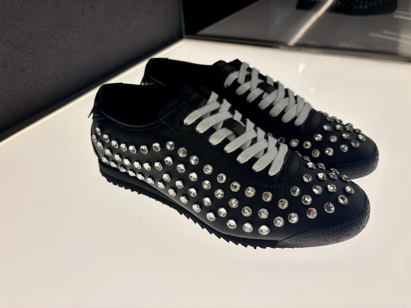 Onitsuka Tiger 新宿の内観画像
