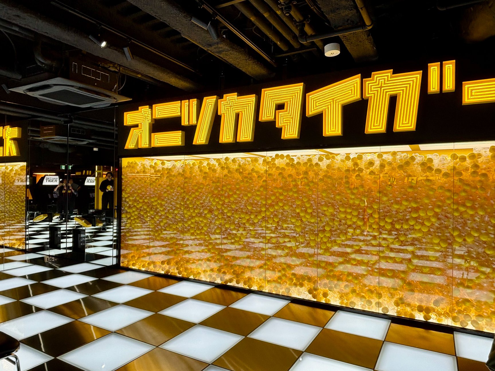 Onitsuka Tiger 新宿の内観画像