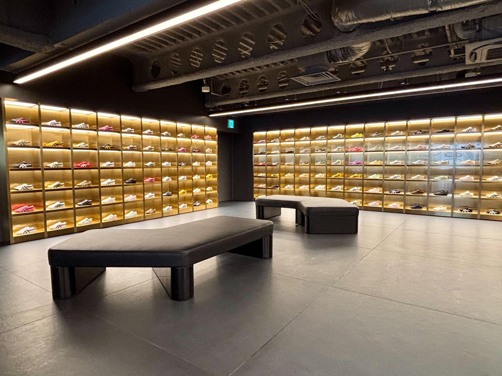 Onitsuka Tiger 新宿の内観画像