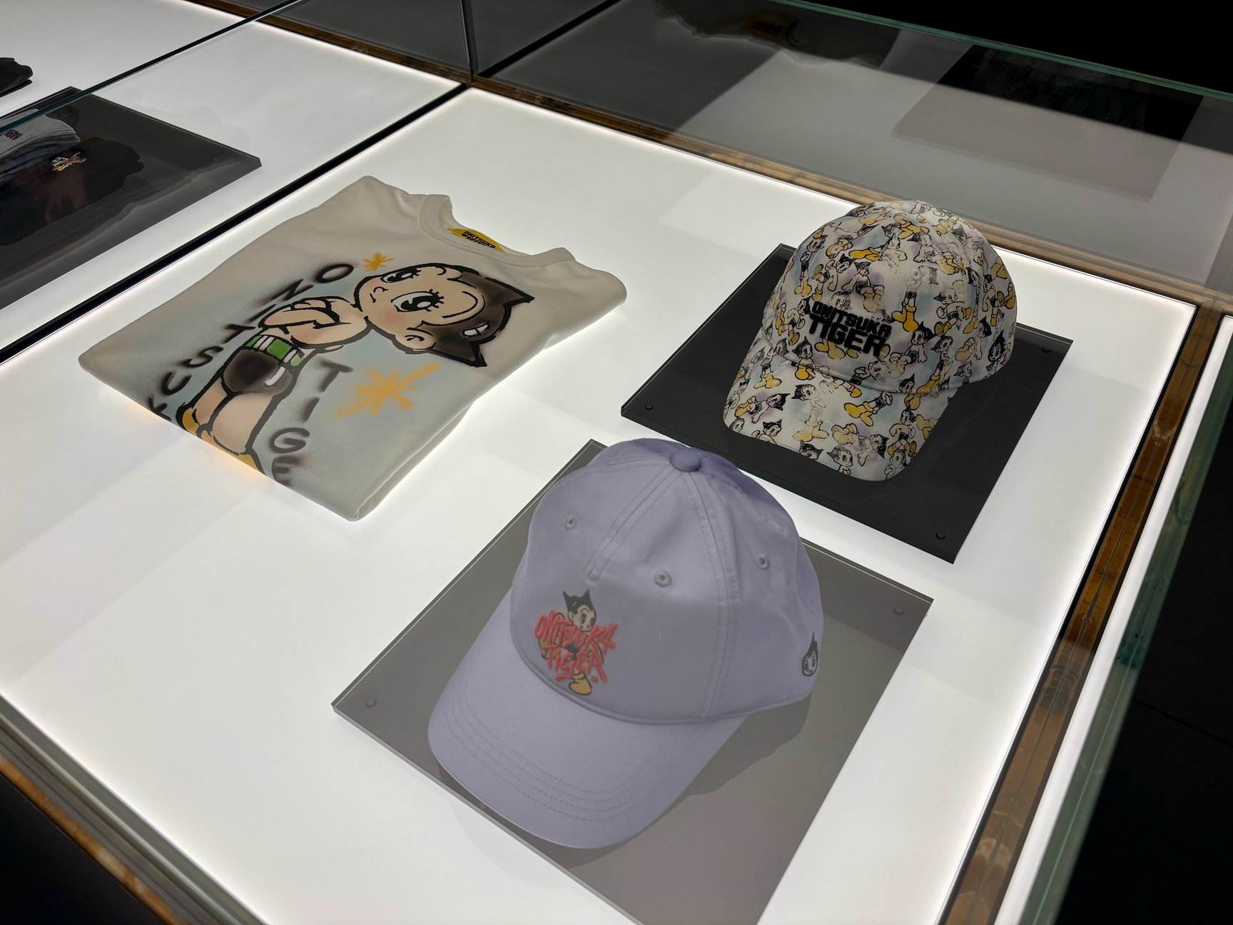 Onitsuka Tiger 新宿の外観や内観画像