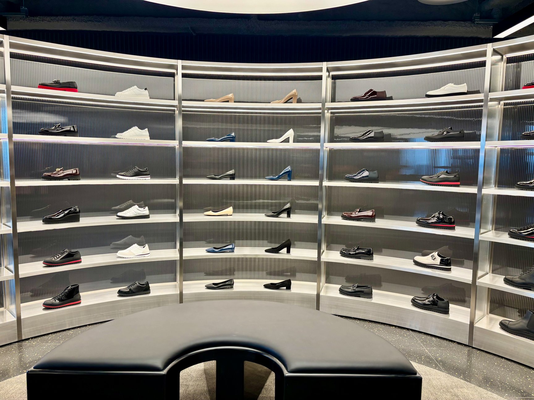 Onitsuka Tiger 新宿の内観画像