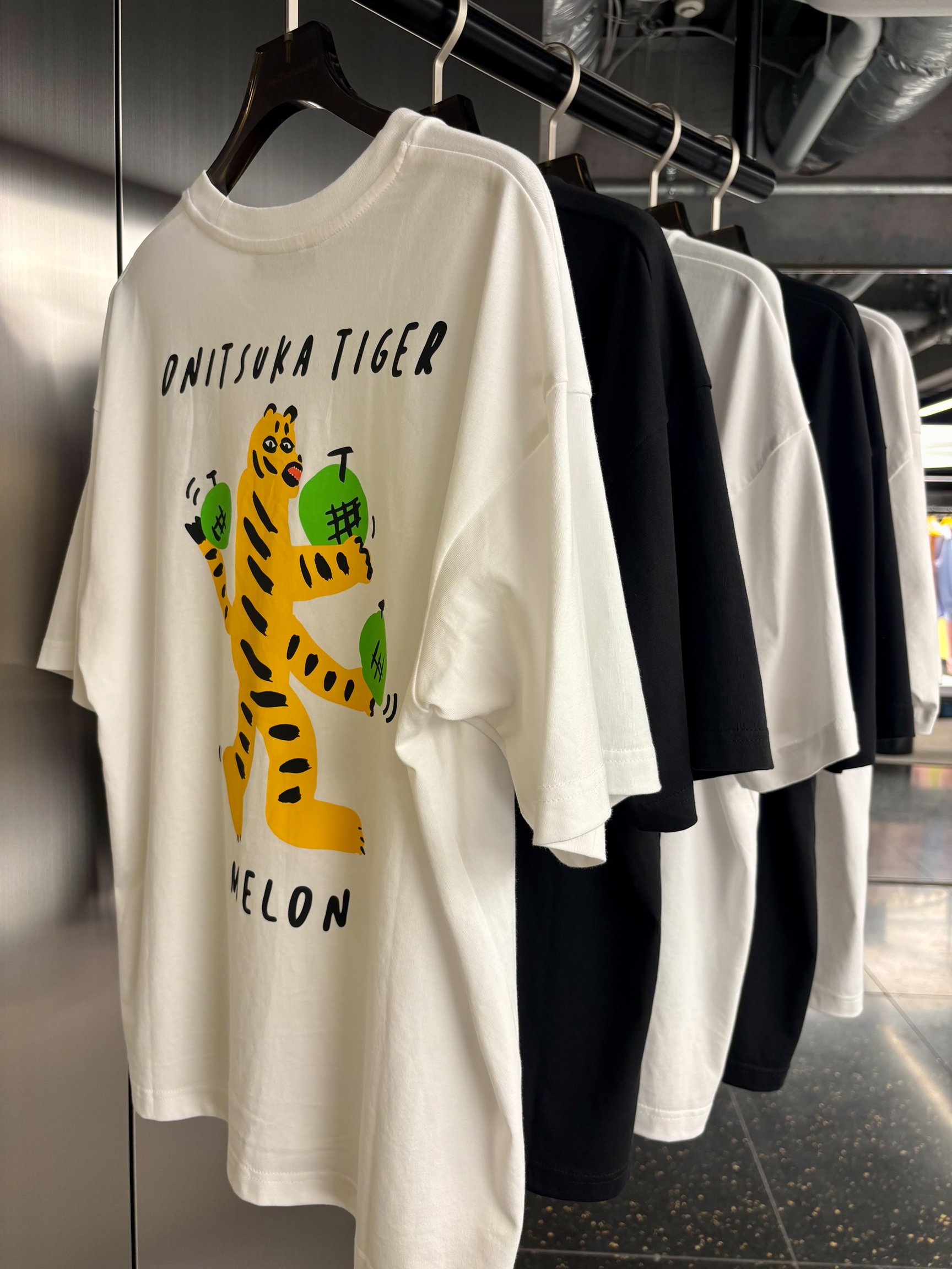 Onitsuka Tiger 新宿の内観画像