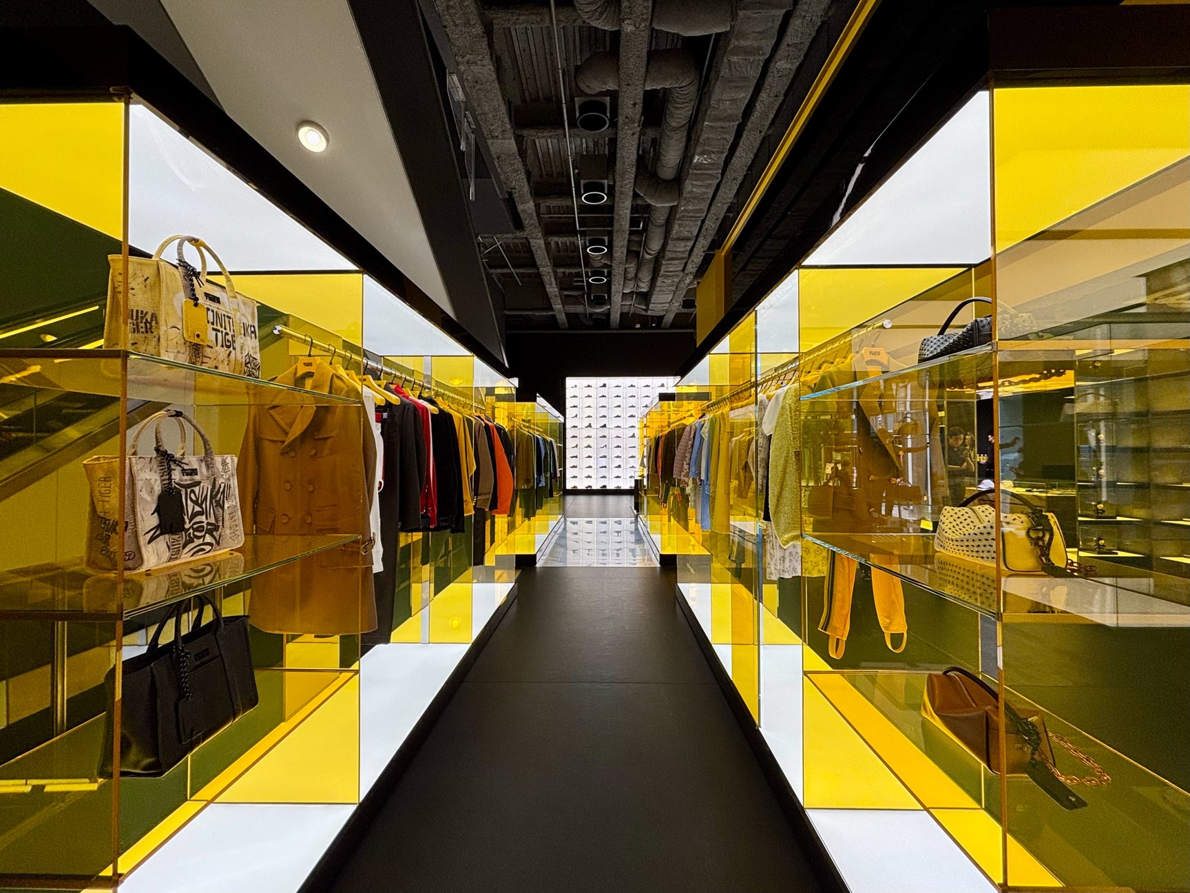 Onitsuka Tiger 新宿の外観や内観画像