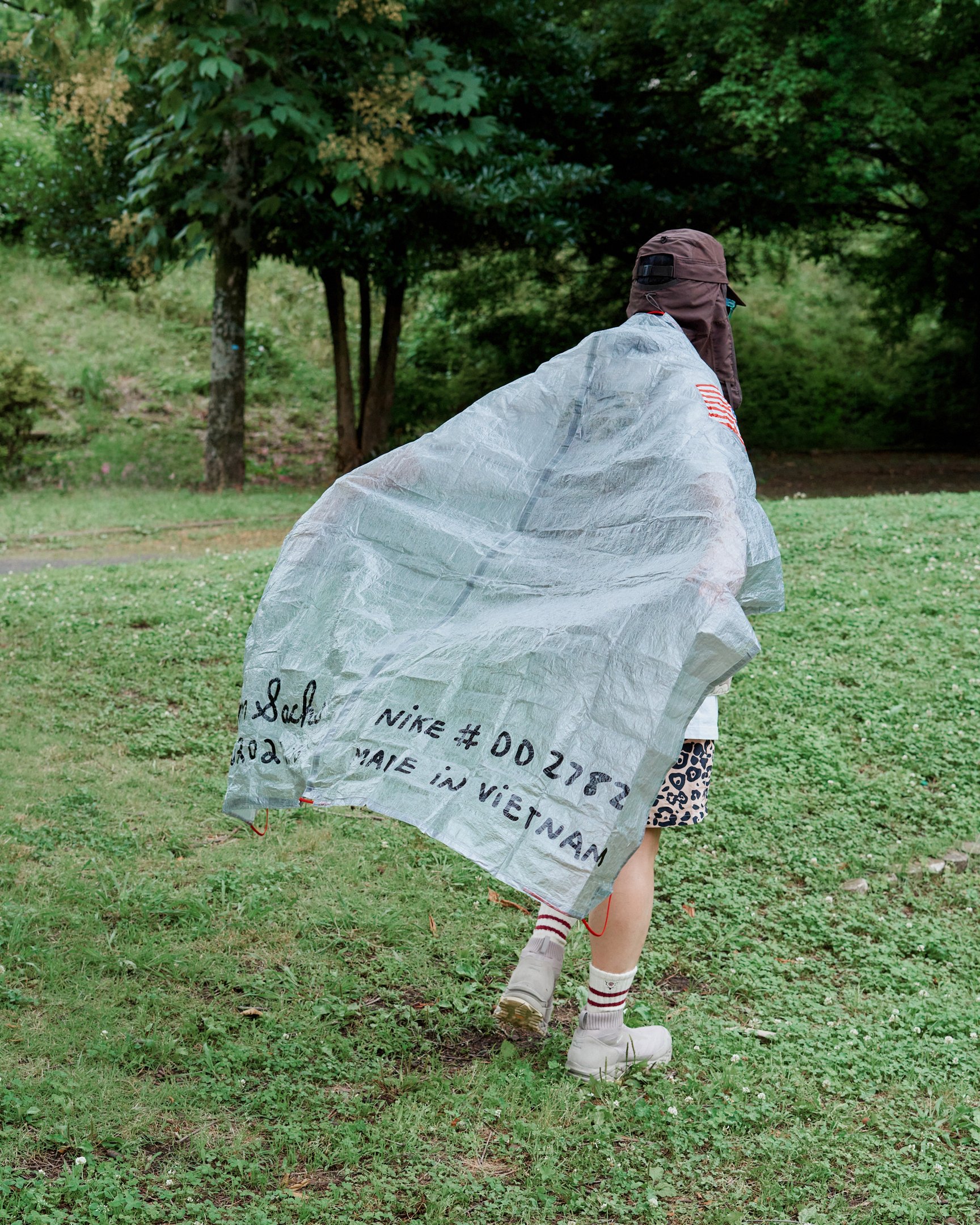 「ナイキ(NIKE)」とトム・サックス(Tom Sachs)のコラボポンチョ